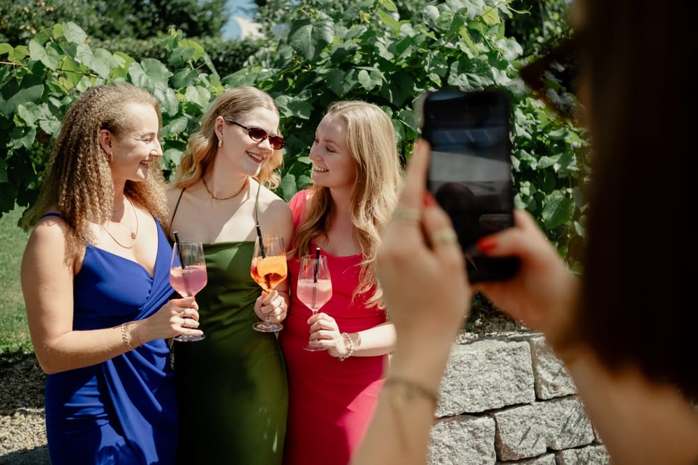 Hochzeitsgäste stoßen beim Sektempfang mit Aperol Spritz an
