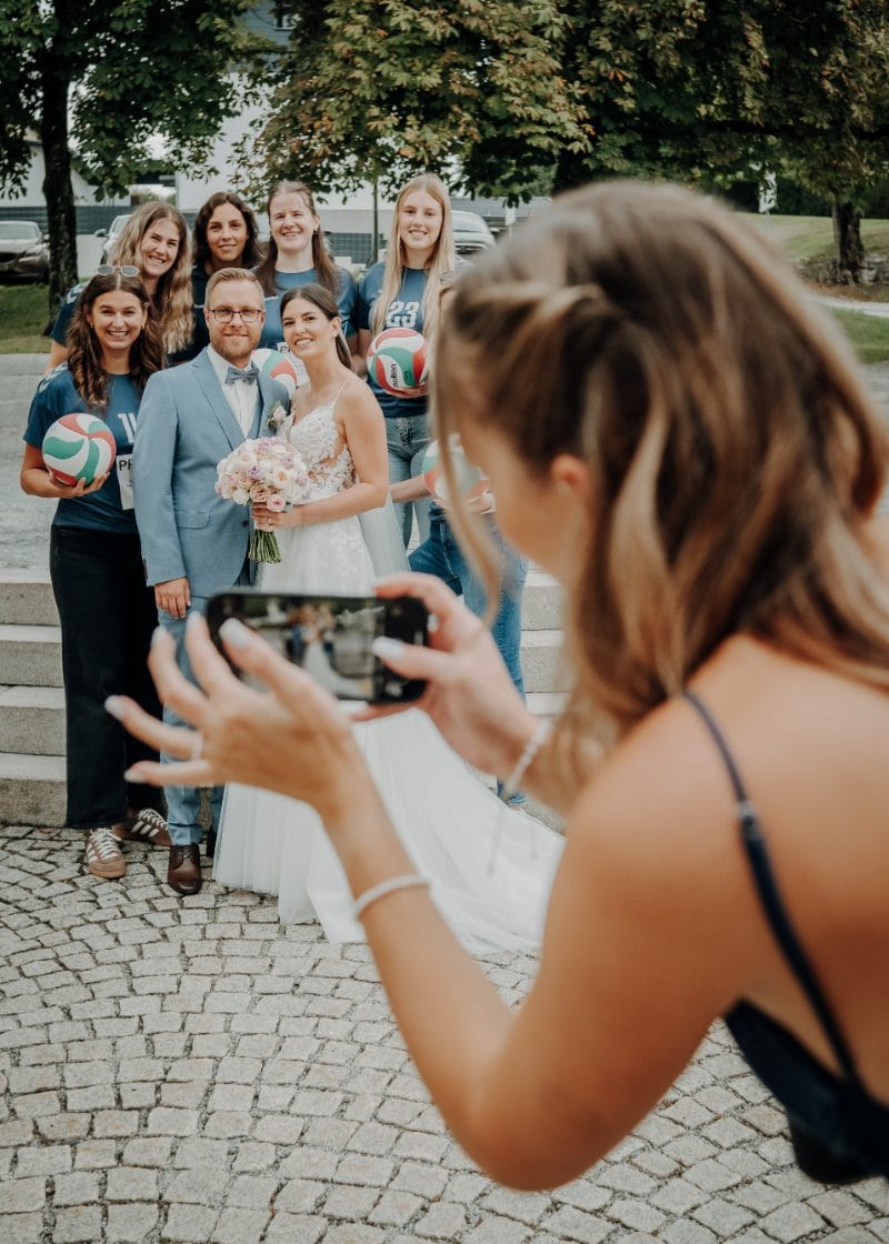 Hochzeitsfotografie Bayern, Brautpaar mit Gästen