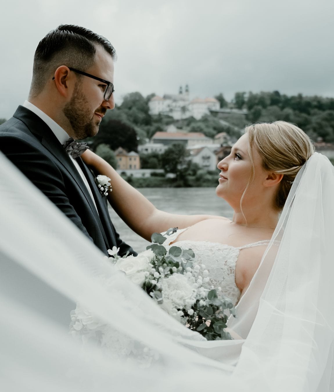 Hochzeitsfotografie Passau, Brautpaar am Donauufer
