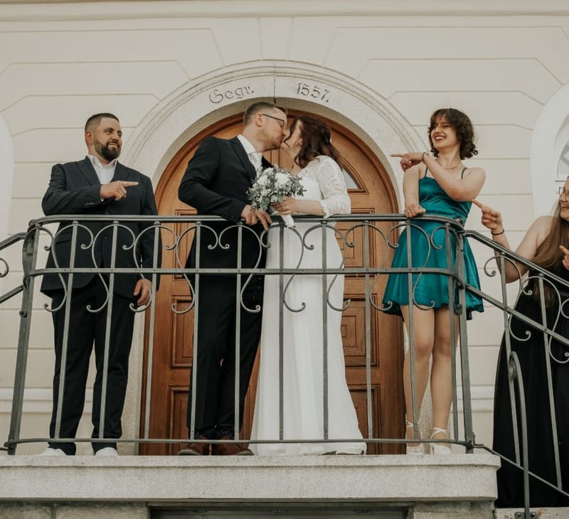 Hochzeitsgesellschaft auf Balkon, Hochzeitsfotografie Bayern