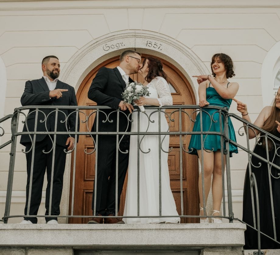 Hochzeitsgesellschaft auf Balkon, Hochzeitsfotografie Bayern