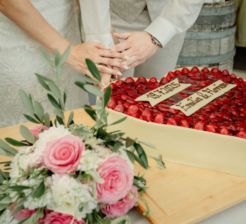 Anschnitt der Hochzeitstorte mit Erdbeeren