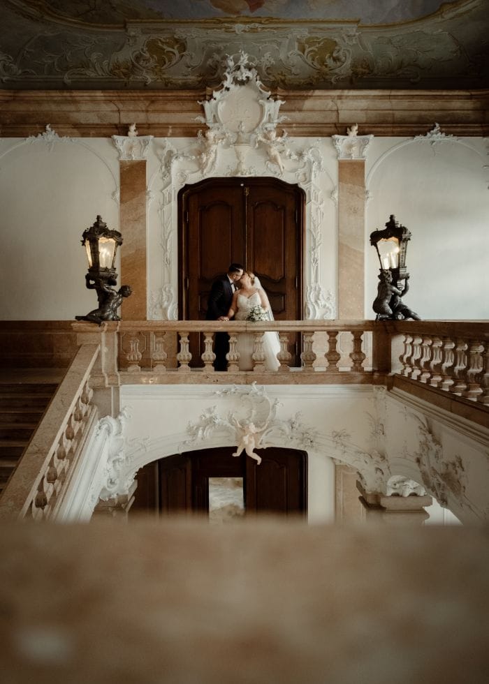 Brautpaar im barocken Treppenhaus